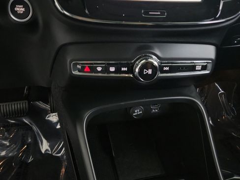 Used 2020 Volvo XC40 T4 Momentum FWD image 23