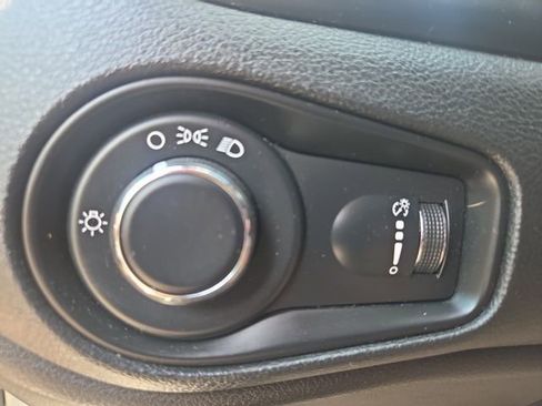 Used 2017 Jeep Renegade Sport w/ Power & Air Group FWD image 18