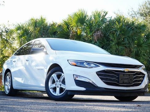 Used 2022 Chevrolet Malibu LS FWD image 2