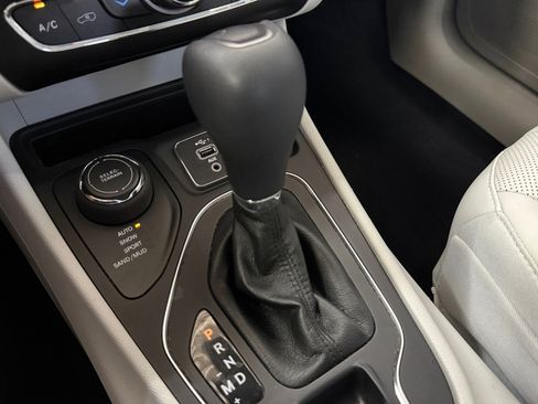 Certified 2021 Jeep Cherokee Latitude Lux w/ Comfort/Convenience Group AWD/4WD image 21