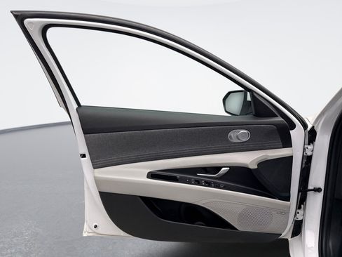 Used 2025 Hyundai Elantra Limited image 9