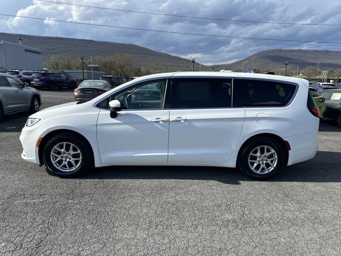 Used 2023 Chrysler Pacifica Touring-L image 7