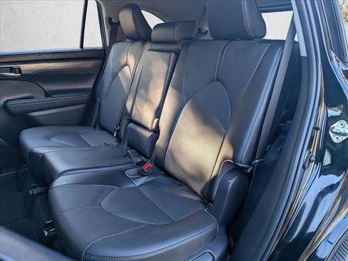 Used 2022 Toyota Highlander Limited image 19