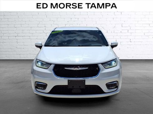 Used 2023 Chrysler Pacifica Touring-L FWD image 6