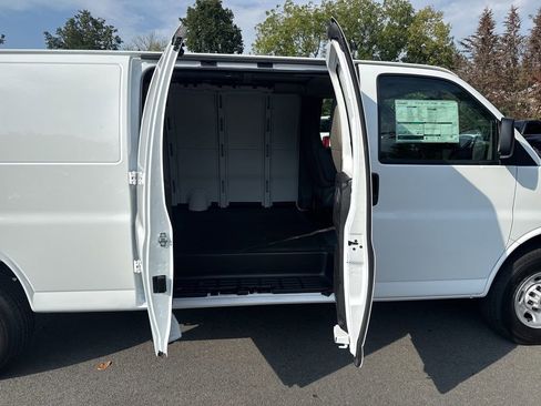 New 2025 GMC Savana 2500 Work Van w/ Driver Convenience Package image 31