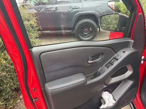 Used 2023 Nissan Frontier SV image 5