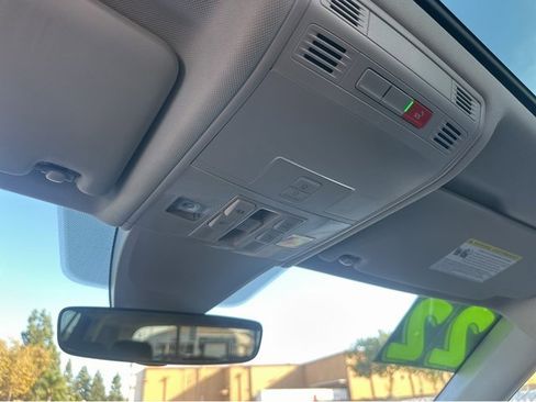 Used 2022 Volkswagen Tiguan SE image 27