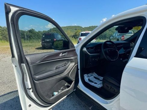 Used 2022 Jeep Grand Cherokee L Laredo AWD/4WD image 14