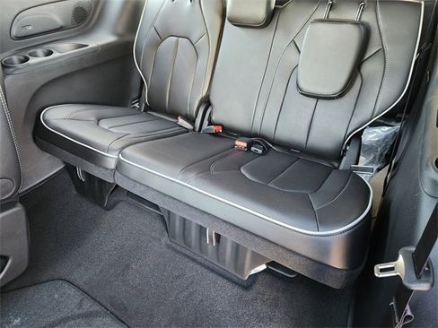 New 2026 Chrysler Pacifica Limited image 22