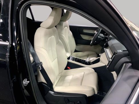 Used 2023 Volvo XC40 B5 Plus w/ Climate Package AWD/4WD image 9