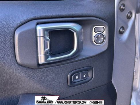 Used 2020 Jeep Wrangler Unlimited Sahara image 12