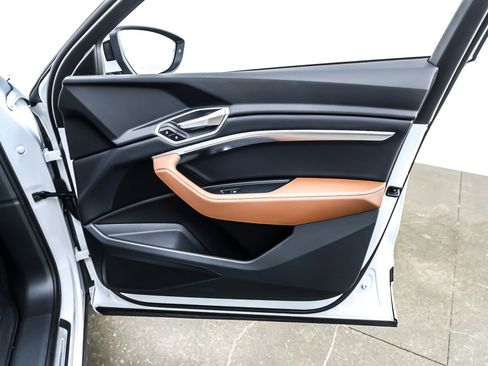 Used 2022 Audi e-tron Premium w/ Convenience Plus Package image 25