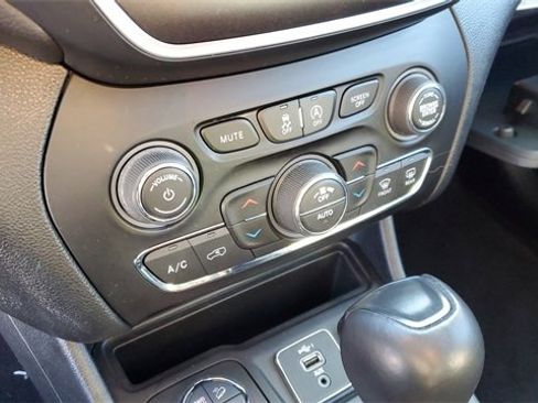 Certified 2022 Jeep Cherokee Trailhawk w/ Sound & Nav Group image 17