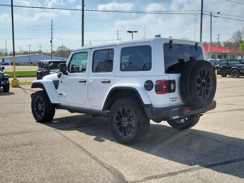 Used 2025 Jeep Wrangler Unlimited Sahara AWD/4WD image 3