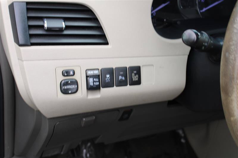 Used 2013 Toyota Sienna XLE FWD image 10
