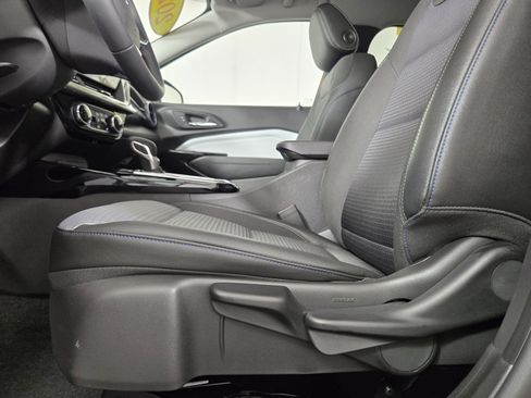 Certified 2025 Chevrolet Trax LT w/ LT Convenience Package FWD image 30