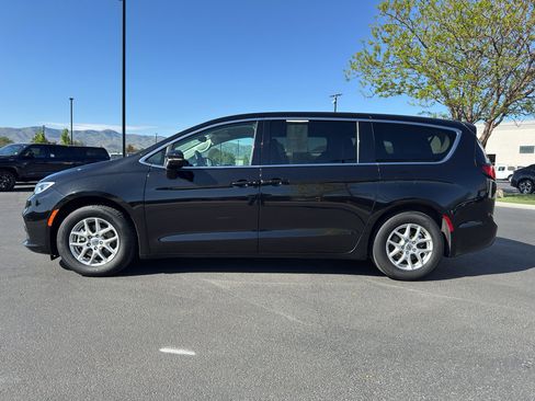Used 2024 Chrysler Pacifica Touring-L FWD image 4
