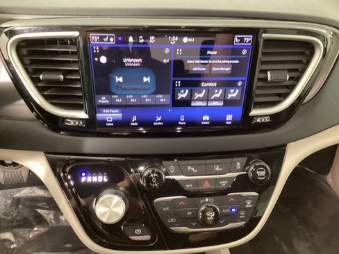 Used 2024 Chrysler Pacifica Touring-L FWD image 26