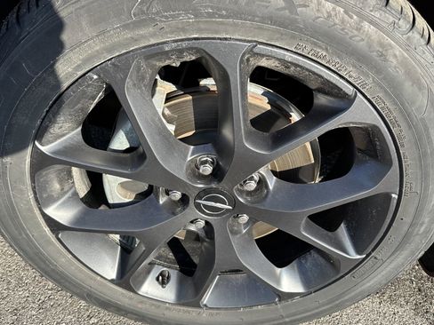 Used 2021 Chrysler Pacifica Touring-L w/ Uconnect Theater Family Group image 12