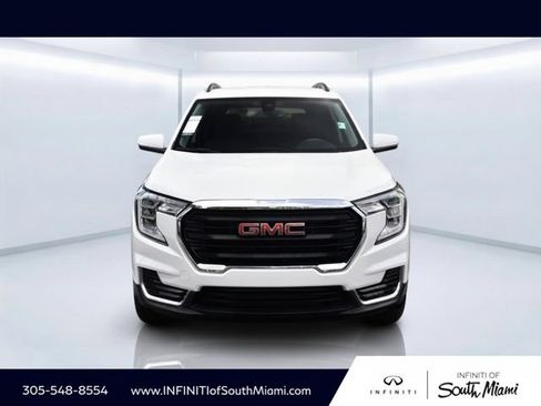 Used 2024 GMC Terrain SLE w/ Driver Convenience Package FWD image 2