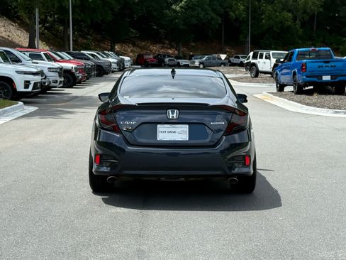 Used 2017 Honda Civic Touring image 4
