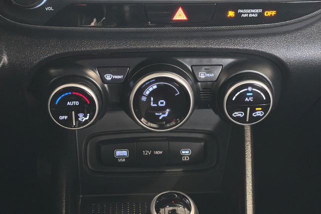Certified 2024 Hyundai Venue SEL FWD image 18