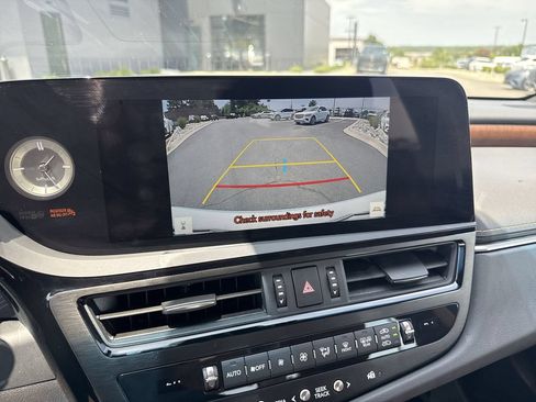 Used 2025 Lexus ES 300h w/ Premium Package FWD image 22
