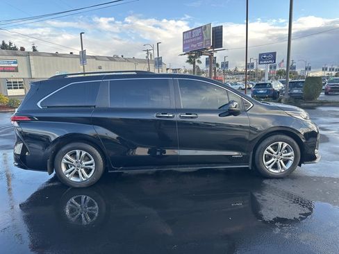 Used 2021 Toyota Sienna XSE image 10