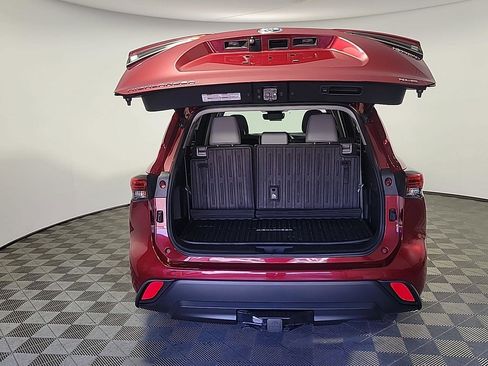 Used 2022 Toyota Highlander XLE AWD/4WD image 6