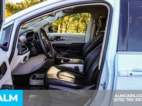 Used 2024 Chrysler Pacifica Select image 17