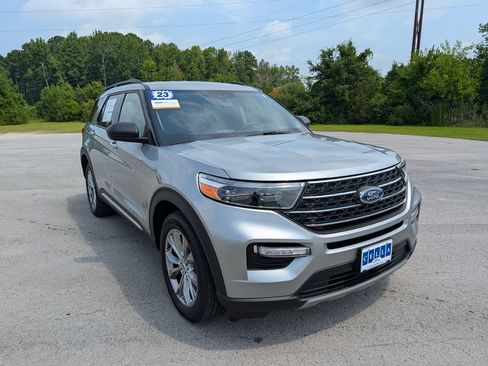 Certified 2023 Ford Explorer XLT w/ Equipment Group 202A AWD/4WD image 2