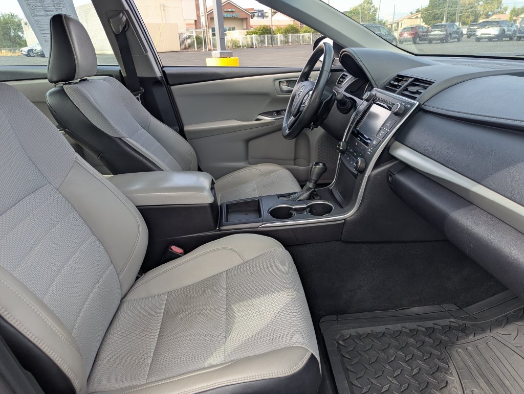 Used 2017 Toyota Camry SE w/ Moonroof Package FWD image 33