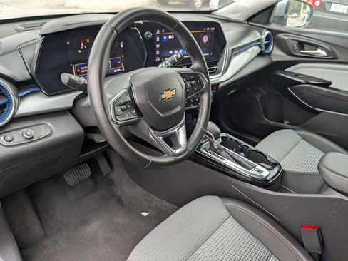 Used 2025 Chevrolet Trax LT w/ LT Convenience Package FWD image 13
