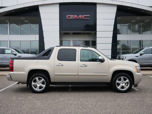 Used 2008 Chevrolet Avalanche LTZ w/ LTZ Preferred Equipment Group AWD/4WD image 2