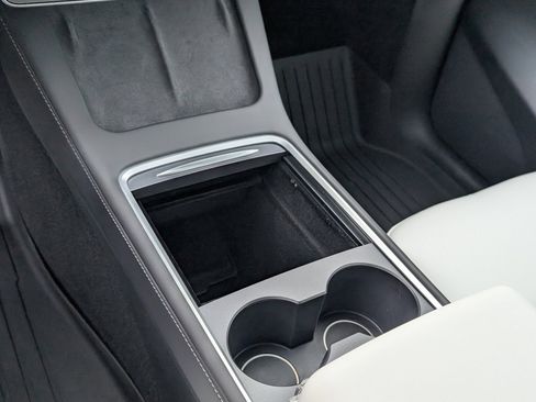 Used 2022 Tesla Model Y Long Range image 16