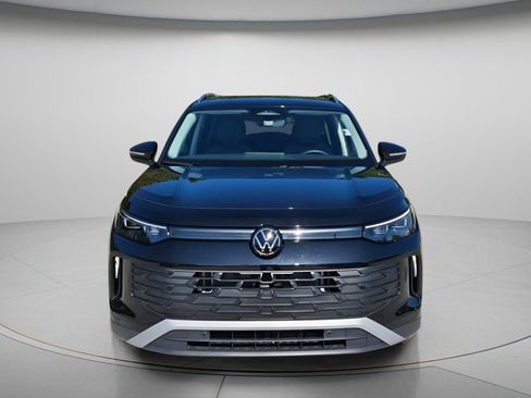 Certified 2025 Volkswagen Tiguan SE w/ Panoramic Sunroof Package AWD/4WD image 5
