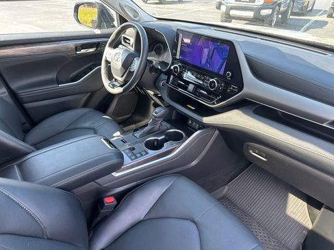 Certified 2025 Toyota Highlander Limited AWD/4WD image 37