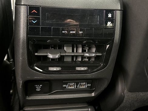 Used 2023 Jeep Grand Cherokee L Laredo image 19