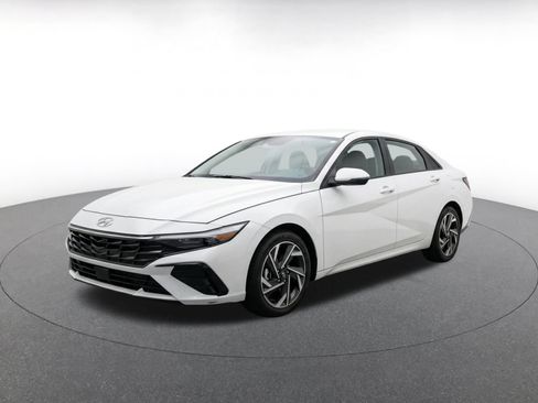 Used 2025 Hyundai Elantra SEL FWD image 3
