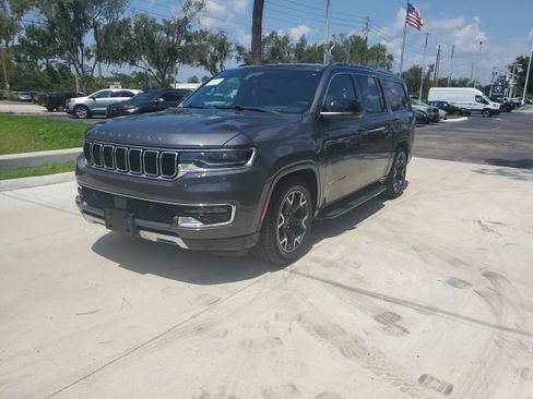 Used 2024 Jeep Wagoneer L Series III w/ Flexible Seating Group AWD/4WD image 10