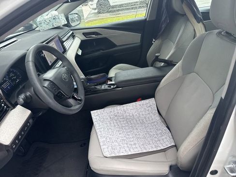 Used 2025 Toyota Camry XLE w/ Premium Plus Package image 5