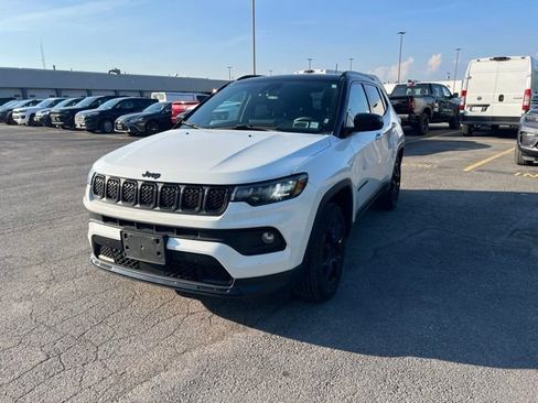 Used 2023 Jeep Compass Latitude w/ Sun and Sound Group AWD/4WD image 1