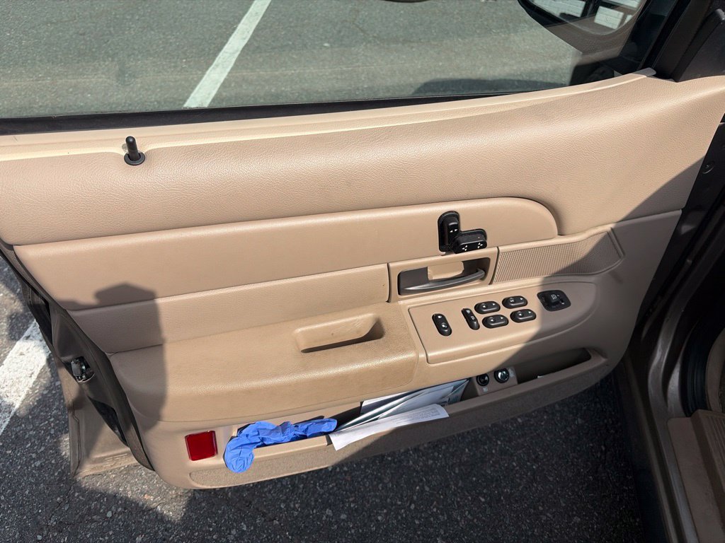 Used 2003 Ford Crown Victoria RWD image 4