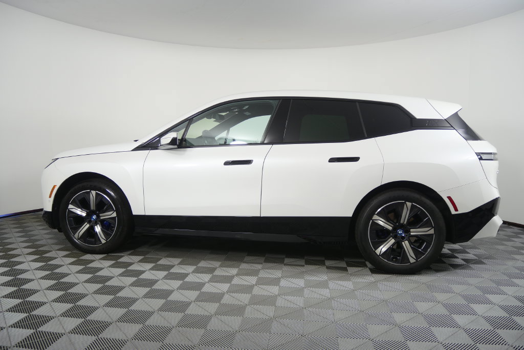Used 2024 BMW iX xDrive50 w/ Premium Package AWD/4WD image 7
