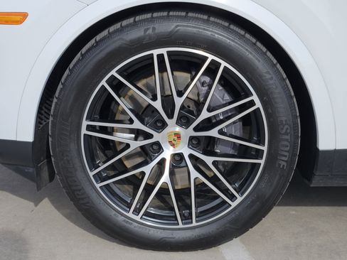 Certified 2024 Porsche Cayenne Coupe image 14