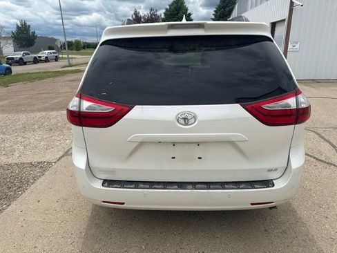 Used 2018 Toyota Sienna XLE Premium FWD image 11