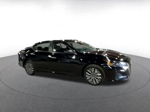 Used 2025 Nissan Altima 2.5 SV image 2