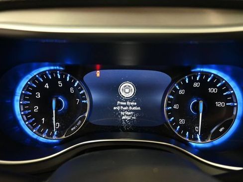 Used 2025 Chrysler Pacifica Limited FWD image 5