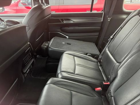Used 2025 Jeep Wagoneer L 4WD w/ Premium Group I image 7