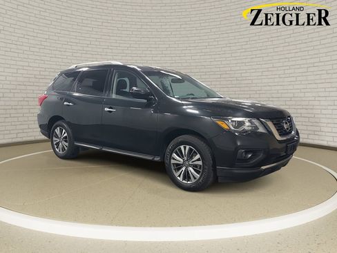 Used 2020 Nissan Pathfinder SV image 3
